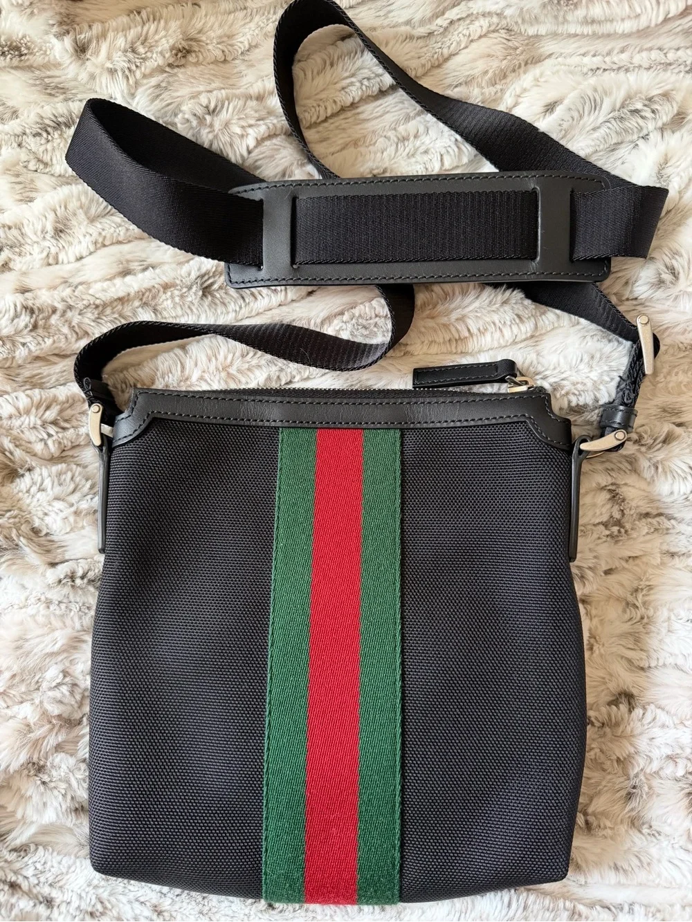 Authentic Gucci Techno Web Canvas Black Messenger Bag Green/Red Sherry Line Stap
